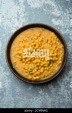 Ragda ist das indische Curry aus getrockneten weißen Erbsen, die in einer Schüssel serviert werden. Es ist aromatisch, leicht würzig und würzig Curry, die in der Regel mit einem Kartoffelschnitt serviert Stockfoto