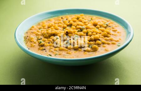 Ragda ist das indische Curry aus getrockneten weißen Erbsen, die in einer Schüssel serviert werden. Es ist aromatisch, leicht würzig und würzig Curry, die in der Regel mit einem Kartoffelschnitt serviert Stockfoto