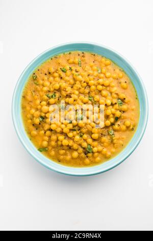 Ragda ist das indische Curry aus getrockneten weißen Erbsen, die in einer Schüssel serviert werden. Es ist aromatisch, leicht würzig und würzig Curry, die in der Regel mit einem Kartoffelschnitt serviert Stockfoto