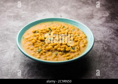 Ragda ist das indische Curry aus getrockneten weißen Erbsen, die in einer Schüssel serviert werden. Es ist aromatisch, leicht würzig und würzig Curry, die in der Regel mit einem Kartoffelschnitt serviert Stockfoto