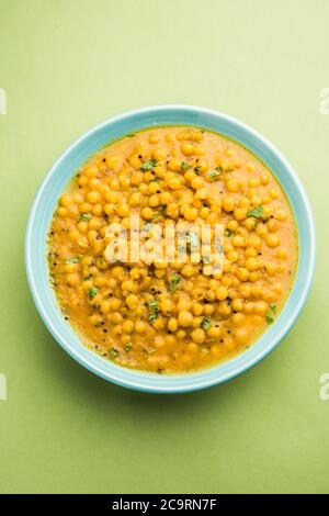 Ragda ist das indische Curry aus getrockneten weißen Erbsen, die in einer Schüssel serviert werden. Es ist aromatisch, leicht würzig und würzig Curry, die in der Regel mit einem Kartoffelschnitt serviert Stockfoto