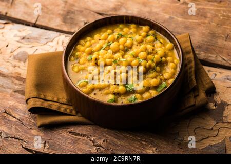 Ragda ist das indische Curry aus getrockneten weißen Erbsen, die in einer Schüssel serviert werden. Es ist aromatisch, leicht würzig und würzig Curry, die in der Regel mit einem Kartoffelschnitt serviert Stockfoto