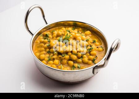 Ragda ist das indische Curry aus getrockneten weißen Erbsen, die in einer Schüssel serviert werden. Es ist aromatisch, leicht würzig und würzig Curry, die in der Regel mit einem Kartoffelschnitt serviert Stockfoto