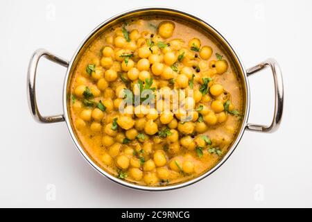 Ragda ist das indische Curry aus getrockneten weißen Erbsen, die in einer Schüssel serviert werden. Es ist aromatisch, leicht würzig und würzig Curry, die in der Regel mit einem Kartoffelschnitt serviert Stockfoto