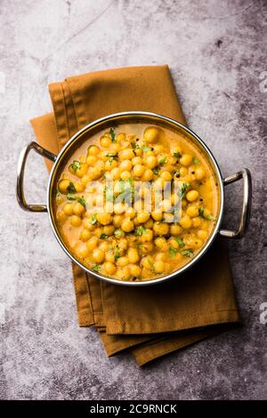 Ragda ist das indische Curry aus getrockneten weißen Erbsen, die in einer Schüssel serviert werden. Es ist aromatisch, leicht würzig und würzig Curry, die in der Regel mit einem Kartoffelschnitt serviert Stockfoto