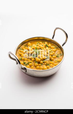 Ragda ist das indische Curry aus getrockneten weißen Erbsen, die in einer Schüssel serviert werden. Es ist aromatisch, leicht würzig und würzig Curry, die in der Regel mit einem Kartoffelschnitt serviert Stockfoto