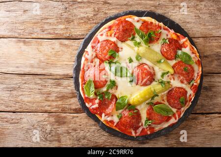 Köstliche Pizza mit Chorizo Chili Paprika, Mozzarella Käse, Tomaten und Kräutern Nahaufnahme auf dem Brett auf dem Tisch. Horizontale Ansicht von oben Stockfoto