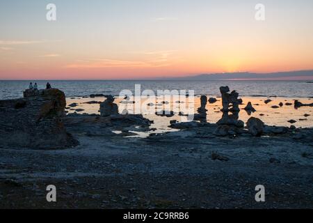 Sonnenuntergang in Gamla Hamn auf der schwedischen Ostseeinsel Faro außerhalb von Gotland. Gamla Hamn ist berühmt für seine Sammlung von Kalkstein-Meeresstapeln. Stockfoto