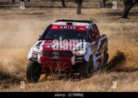 Der Toyota-Pick-up von Alejandro Martins & José Marques Rennen in der Nähe von Portalegre, Portugal, während des 30. Baja TT Portalegre Offroad-Wettbewerbs. Stockfoto