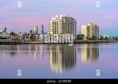 Luxus-Apartments mit Skyline im Hintergrund in Port Melbourne, Australien Stockfoto