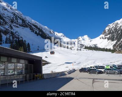 Stubaier Gletscher, ÖSTERREICH, 2. Mai 2019: Skipass und Kartenbüro im Skigebiet Stubaier Gletscher an der Seilbahnstation. Stockfoto