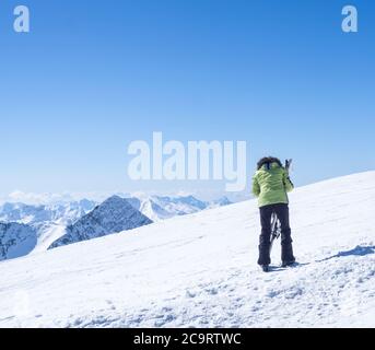 Skifahrer auf der Spitze der Schaufelspitze im Skigebiet Stubai Gletscher bereiten sich auf die Talabwärts vor. Schneebedeckte Gipfel. Südtirol, Aust Stockfoto