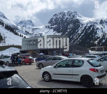 Stubaier Gletscher, ÖSTERREICH, 2. Mai 2019: Talstation Skidepo und Parkplatz am Skigebiet Stubaier Gletscher mit Skivorbereitung. Stubaital, Tirol A Stockfoto