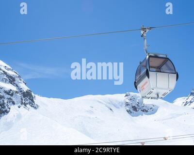 Stubaier Gletscher, ÖSTERREICH, 2. Mai 2019: Weiße Bergbahn-Skihütte auf der Schaufelspitze im Skigebiet Stubaier Gletscher mit Schneo Stockfoto