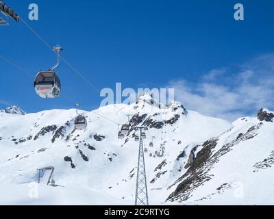 Stubaier Gletscher, ÖSTERREICH, 2. Mai 2019: Weiße Bergbahn-Skihütte auf der Schaufelspitze im Skigebiet Stubaier Gletscher mit Schneo Stockfoto