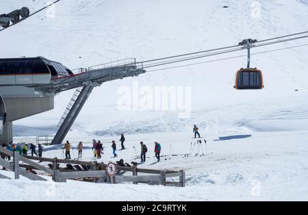 Stubaier Gletscher, ÖSTERREICH, 2. Mai 2019: Moderne orangefarbene Bergbahn ab Mittelstation im Skigebiet Stubaier Gletscher mit Realxing und Abfahrt Stockfoto