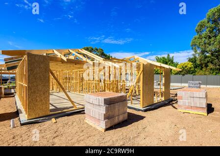 Typisch australisches Haus mit gemauerten Furnierwänden im Bau in Südaustralien Stockfoto