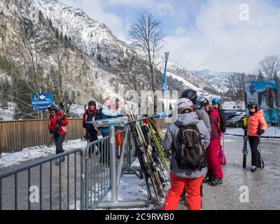 KAPRUN, ÖSTERREICH, 12. März 2019: Menschen Skifahrer gehen auf Seilbahn Skilift am Kitzsteinhorn Skigebiet. Schöner blauer Himmel sonniger Wintertag Stockfoto