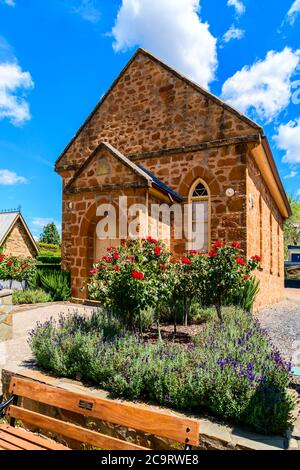 Adelaide Hills, South Australia - 9. Februar 2020: Clarendon Historic Hall Museum an einem hellen Sommertag von der Grants Gully Road aus gesehen Stockfoto