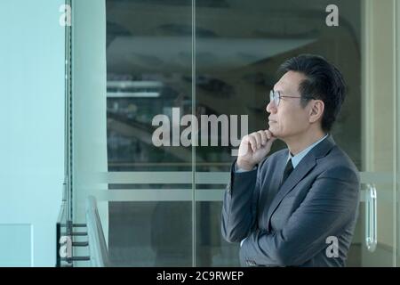Porträt eines chinesischen Geschäftsmannes in Anzug, Seitenansicht. Speicherplatz kopieren. Stockfoto