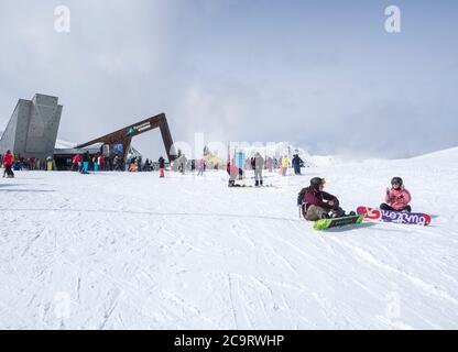 Zell am See, ÖSTERREICH, 14. März 2019: Gruppe von Skifahrern vor dem Panoramarestaurant auf der Spitze der Smittenhöhe im Skigebiet Kaprun mit Schnee Stockfoto