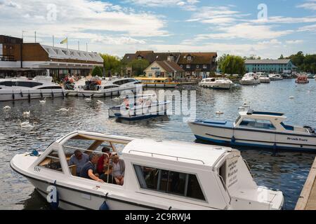 Norfolk Broads, Blick vom Wroxham Kai von Leuten, die kleine Vergnügungsboote mieten, um auf den Norfolk Broads im Sommer zu segeln, East Anglia, England, Großbritannien Stockfoto