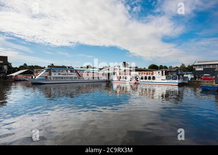 Wroxham Norfolk Broads, Ansicht der traditionellen Vergnügungsboote, die für Touren der Norfolk Broads verwendet werden, die in Wroxham, Norfolk, East Anglia, Großbritannien, festgemacht sind Stockfoto