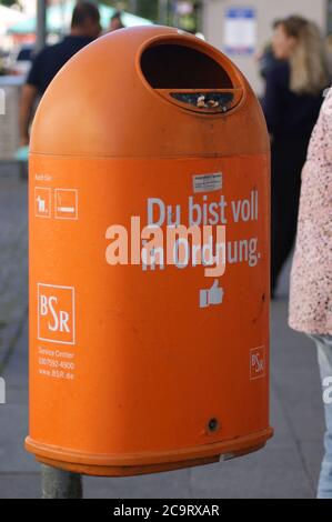 Du bist voll in Ordnung, Werbebegag der Berliner Stadtreinigung BSR auf einem Mülleimer in Berlin-Spandau. Stockfoto