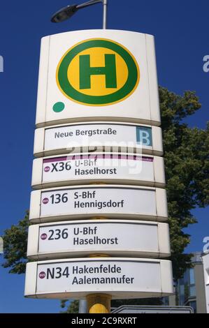 Eine Bushalstelle der BVG: Halbe Neue Bergstraße in Berlin-Spandau Stockfoto