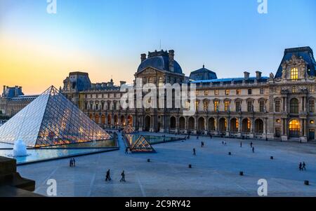 Der Innenhof des Louvre-Museums mit der Glaspyramide in der Abenddämmerung, Paris Stockfoto