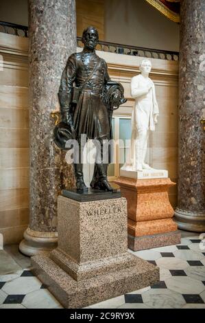 Diese Statue des US-amerikanischen Repräsentanten Joseph Wheeler (Demokrat von Alabama) wurde der National Statuary Hall Collection vom Staat Alabama im Jahr 1925 übergeben und steht in der Statuary Hall im US-Kapitol in Washington, DC., Freitag, 31. Juli 2020. Wheeler absolvierte die US-Militärakademie (West Point) und diente als amerikanischer Militärkommandant und Politiker, der für zwei verschiedene Armeen in zwei verschiedenen Kriegen kämpfte: Für die Bundesstaaten-Armee im Bürgerkrieg und für die Vereinigten Staaten-Armee im Spanisch-Amerikanischen Krieg. Ab 18 war er auch im US-Repräsentantenhaus tätig Stockfoto