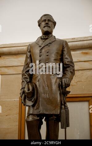 Diese Statue von General Robert E. Lee wurde der National Statuary Hall Collection vom Commonwealth of Virginia im Jahr 1909 übergeben und steht in der Krypta im Kapitol der Vereinigten Staaten in Washington, DC., Freitag, 31. Juli 2020. Lee besuchte die US-Militärakademie (West Point) und diente im mexikanischen Krieg. Später diente er als Kommandant der Armee der Konföderierten Staaten von Amerika (CSA) während des US-Bürgerkrieges. Er lebte vom 19. Januar 1807 bis zum 12. Oktober 1870. Kredit: Rod Lampey/CNP /MediaPunch Stockfoto