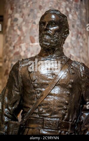 Diese Statue des US-amerikanischen Repräsentanten Joseph Wheeler (Demokrat von Alabama) wurde der National Statuary Hall Collection vom Staat Alabama im Jahr 1925 übergeben und steht in der Statuary Hall im US-Kapitol in Washington, DC., Freitag, 31. Juli 2020. Wheeler absolvierte die US-Militärakademie (West Point) und diente als amerikanischer Militärkommandant und Politiker, der für zwei verschiedene Armeen in zwei verschiedenen Kriegen kämpfte: Für die Bundesstaaten-Armee im Bürgerkrieg und für die Vereinigten Staaten-Armee im Spanisch-Amerikanischen Krieg. Ab 18 war er auch im US-Repräsentantenhaus tätig Stockfoto