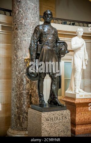 Diese Statue des US-amerikanischen Repräsentanten Joseph Wheeler (Demokrat von Alabama) wurde der National Statuary Hall Collection vom Staat Alabama im Jahr 1925 übergeben und steht in der Statuary Hall im US-Kapitol in Washington, DC., Freitag, 31. Juli 2020. Wheeler absolvierte die US-Militärakademie (West Point) und diente als amerikanischer Militärkommandant und Politiker, der für zwei verschiedene Armeen in zwei verschiedenen Kriegen kämpfte: Für die Bundesstaaten-Armee im Bürgerkrieg und für die Vereinigten Staaten-Armee im Spanisch-Amerikanischen Krieg. Ab 18 war er auch im US-Repräsentantenhaus tätig Stockfoto