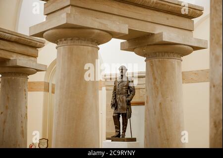 Diese Statue von General Robert E. Lee wurde der National Statuary Hall Collection vom Commonwealth of Virginia im Jahr 1909 übergeben und steht in der Krypta im Kapitol der Vereinigten Staaten in Washington, DC., Freitag, 31. Juli 2020. Lee besuchte die US-Militärakademie (West Point) und diente im mexikanischen Krieg. Später diente er als Kommandant der Armee der Konföderierten Staaten von Amerika (CSA) während des US-Bürgerkrieges. Er lebte vom 19. Januar 1807 bis zum 12. Oktober 1870. Kredit: Rod Lampey/CNP Verwendung weltweit Stockfoto