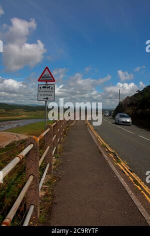 Ein Straßenschild, das künstlerisch durch die aktuellen Umstände bezüglich der Bevormunung und einer kürzlichen Schlägerei am Strand verändert wurde, bevor die Sperre gelockert wurde. Stockfoto