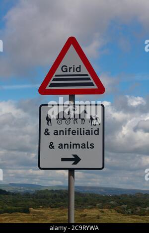 Ein Straßenschild, das künstlerisch durch die aktuellen Umstände bezüglich der Bevormunung und einer kürzlichen Schlägerei am Strand verändert wurde, bevor die Sperre gelockert wurde. Stockfoto