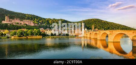 Die alte Brücke und das Schloss in Heidelberg Stockfoto