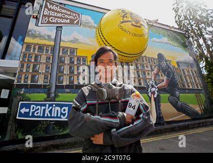 Der Graffiti-Künstler Silent Hobo posiert für ein Foto vor seinem gemalten Wandgemälde auf dem Gelände von Bristol County. Stockfoto