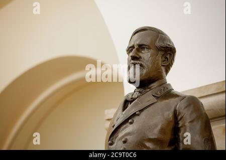 Diese Statue von General Robert E. Lee wurde der National Statuary Hall Collection vom Commonwealth of Virginia im Jahr 1909 übergeben und steht in der Krypta im Kapitol der Vereinigten Staaten in Washington, DC., Freitag, 31. Juli 2020. Lee besuchte die US-Militärakademie (West Point) und diente im mexikanischen Krieg. Später diente er als Kommandant der Armee der Konföderierten Staaten von Amerika (CSA) während des US-Bürgerkrieges. Er lebte vom 19. Januar 1807 bis zum 12. Oktober 1870. Kredit: Rod Lampey/CNP Verwendung weltweit Stockfoto