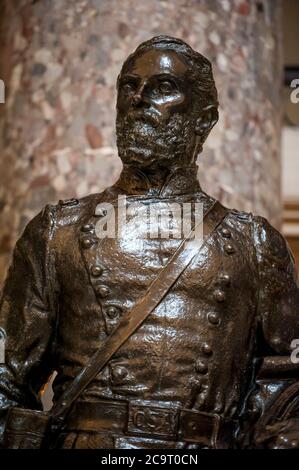 Diese Statue des US-amerikanischen Repräsentanten Joseph Wheeler (Demokrat von Alabama) wurde der National Statuary Hall Collection vom Staat Alabama im Jahr 1925 übergeben und steht in der Statuary Hall im US-Kapitol in Washington, DC., Freitag, 31. Juli 2020. Wheeler absolvierte die US-Militärakademie (West Point) und diente als amerikanischer Militärkommandant und Politiker, der für zwei verschiedene Armeen in zwei verschiedenen Kriegen kämpfte: Für die Bundesstaaten-Armee im Bürgerkrieg und für die Vereinigten Staaten-Armee im Spanisch-Amerikanischen Krieg. Ab 18 war er auch im US-Repräsentantenhaus tätig Stockfoto