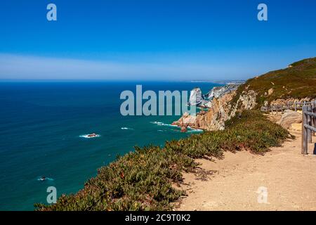 Ein Weitwinkelbild des berühmten cabo da roca (Kap Roca) das Vorgebirge, das den westlichsten Punkt in Kontinentaleuropa markiert. Foto-Features steil Stockfoto