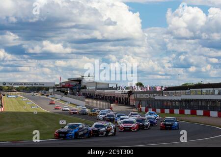 Donington Park Circuit, Leicestershire, Großbritannien. August 2020. Kwik Fit British Touring Car Championship, Donington Park, Race Day; der Start der zweiten Runde der Meisterschaft Credit: Action Plus Sports/Alamy Live News Stockfoto