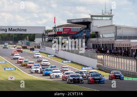 Donington Park Circuit, Leicestershire, Großbritannien. August 2020. Kwik Fit British Touring Car Championship, Donington Park, Race Day; Colin Turkington in seinem Team BMW 330i M Sport führt Dan Cammish in seinem Halfords Yuasa Racing Honda Civic Type R intyo die erste Ecke Kredit: Action Plus Sports/Alamy Live News Stockfoto