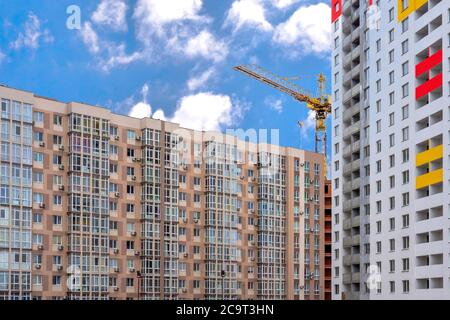 Neubau eines mehrstöckigen Wohnhauses im Apartmentkomplex. Moderner Tiefbau. Bauwirtschaft im Stadtbild. Stadtbau Stockfoto