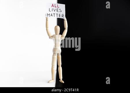 Alle Leben Angelegenheiten Protestler. Holzfiguren Schaufensterpuppe hält Zeichen Banner. Stockfoto