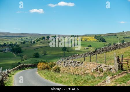 Blick auf den Trapping Hill in Nidderdale und auf das Dorf Middlesmoor, North Yorkshire, England, großbritannien Stockfoto