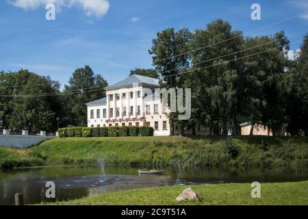 UGLICH, Russland, - 26. Juli 2020, ehemaliger Stadtrat in der Nähe des Flusses Stockfoto