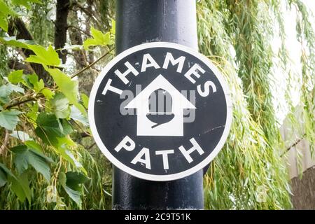 LONDON, Großbritannien 19. JULI 2020: Ein Schild für den Thames Path, ein Wanderweg entlang der Themse in London. Stockfoto