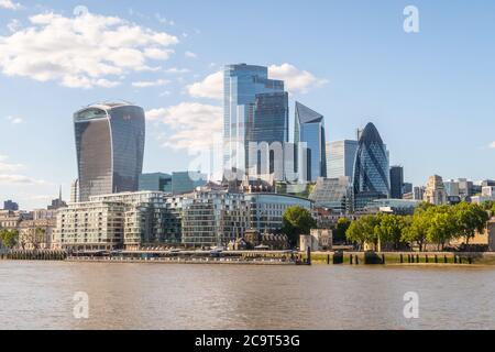 LONDON, Großbritannien 20. JULI 2020: Gebäude im Stadtteil City of London. Zeigt große Bürogebäude und Wolkenkratzer. 30 St. Mary Axe (The Gherkin), 20 Stockfoto